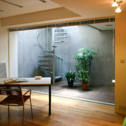 永福町の家　地下のアトリエ　螺旋階段は２階のキッチンまで続いている