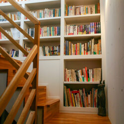 吉祥寺の家　蔵書が多いため階段に本棚を設けた