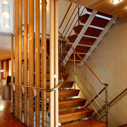 大きな町屋　階段　ペンダントは建築家アルヴァ・アアルトがデザインしたもの
