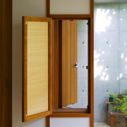 桜新町・緑庭の平屋　はめ殺し窓で風景を楽しみ小さな扉で通風を確保する