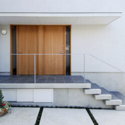 荏子田の家　玄関　玄関は別々だが扉は木で一体にデザインしている