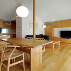 荏子田の家　子世帯のリビングは天井の高いワンルームの空間　丸柱がゆるやかに場所を仕切る