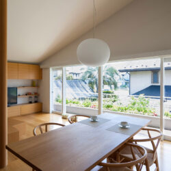 荏子田の家　リビング　横長の大きな窓から明るい日射しが入る　ダイニングテーブルはナラ無垢材でつくったオリジナル