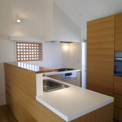 荏子田の家　キッチン　仕上げはリビングと同じホワイトオーク