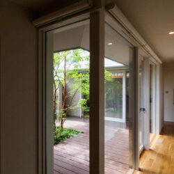 高田のコートハウス　玄関を入ると中庭を通して向こうの部屋まで見通せる