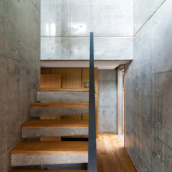 成田東のコートハウス　階段　段板はナラ、手摺りはスチール、床はナイフで凹凸をつけたナラ