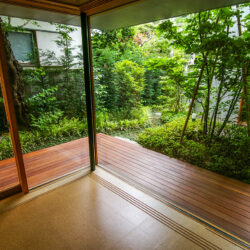成田東のコートハウス　庭と室内のあいだにはウッドデッキがまわり内と外をひとつながりに感じさせる