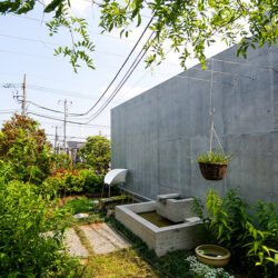 成田東のコートハウス　屋上庭園　水盤は井戸水を利用している
