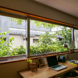 成田東のコートハウス　書斎から屋上庭園を見る