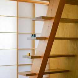 鎌倉の家　ロフトのはしごは無垢の木に段板を組みこんだシンプルなデザインとした
