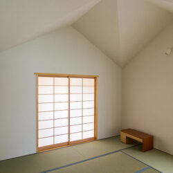 浦和の２つの家　折り紙のようなかたちの天井をした和室　切妻屋根が交差する寄棟をモチーフにしたもの