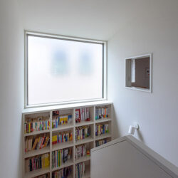 府中の家　階段には穏やかな光が入る　小さな窓は子供室で下階から声をかけやすい。
