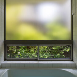 若林の家　庭に面した浴室は隣家の視線を遮りつつ緑を眺められる