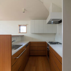 井口の家　夫婦で一緒に料理ができるように作業スペースを広く取ったキッチン