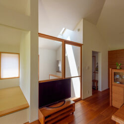 太子堂の家　冷暖房効率向上のために階段は扉で仕切ることができる