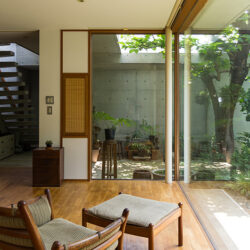 桜新町・緑庭の平屋　庭の風景をきれいに楽しむため大きな窓とした