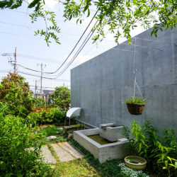 成田東のコートハウス　屋上庭園　水盤は井戸水を利用している